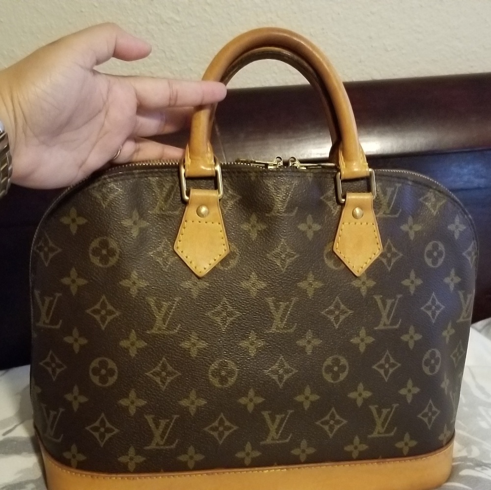 SALE! SALE!Authentic Louis Vitton Alma Pm